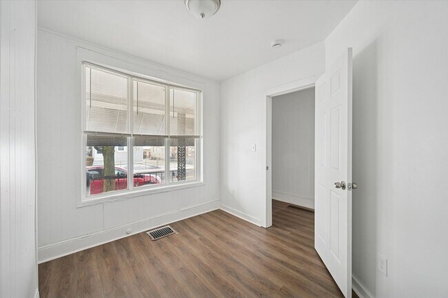 Building Photo - 1124 W 9th St