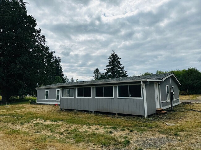 Building Photo - Newly Remodeled Acreage Property