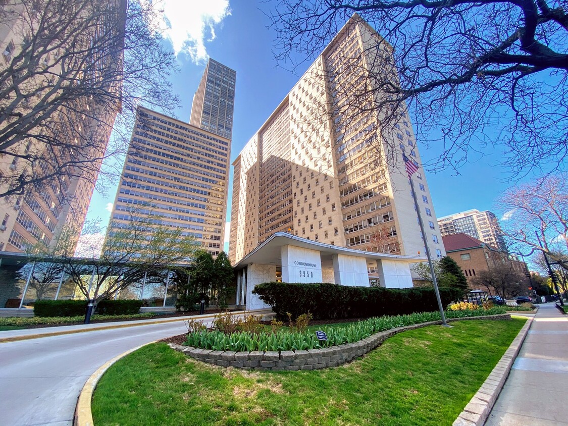 Foto principal - 3950 N Lake Shore Dr