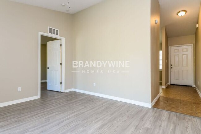 Foto del edificio - Happy New Year! Move in by 1/15 and get Fe...