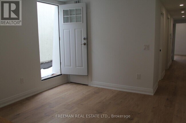 Photo du bâtiment - 3449 Yonge St