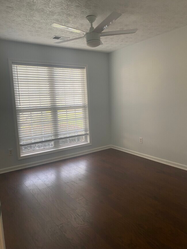 Dormitorio - 327 Lee Miller Dr