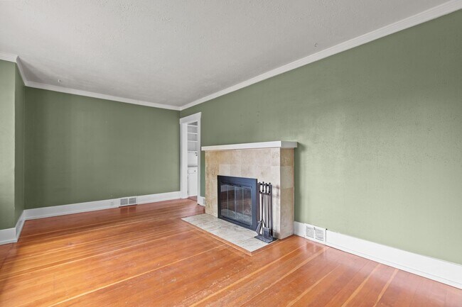 Building Photo - Classic Tacoma Charm with Room to Breathe....