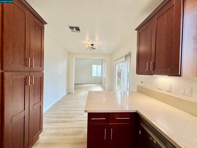 Foto del edificio - 815 Spring Mountain Ln