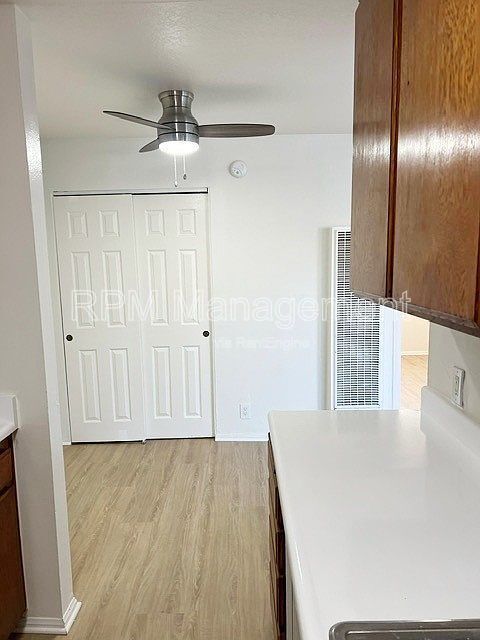 Foto del edificio - 6624 Sylmar Ave