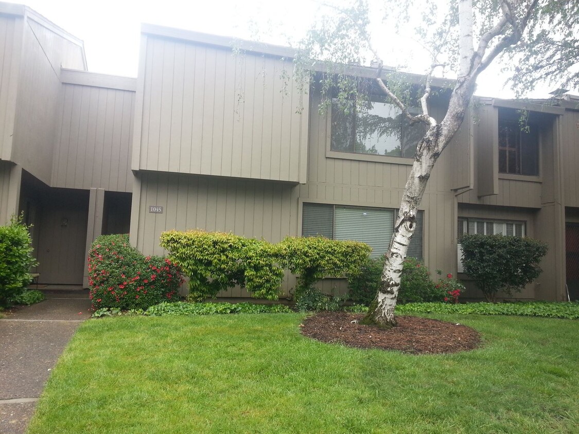 Foto principal - 3 br, 2.5 bath House - 1045 Commons Drive