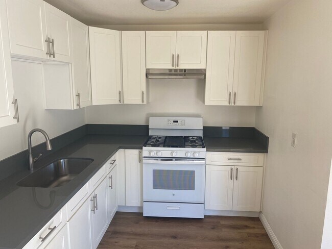 Foto del edificio - 1025-1027 E Deodar St