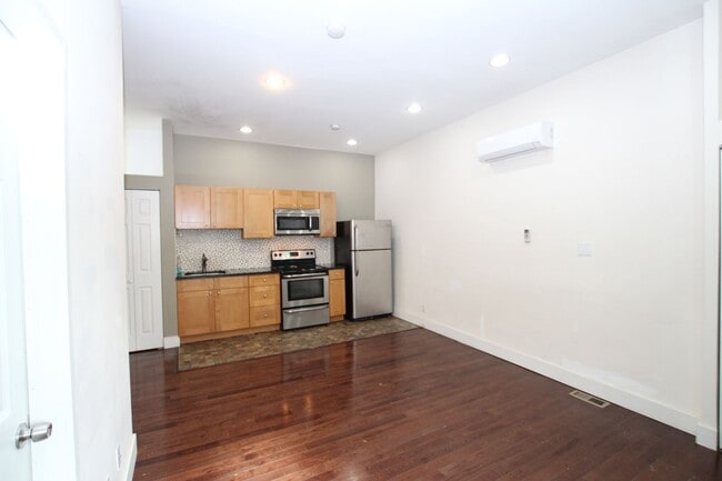 Building Photo - Spacious studio in Fairmount.