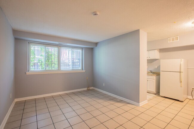 Foto del edificio - Lovely 2 Bedroom / 1 Bathroom Apartment in...