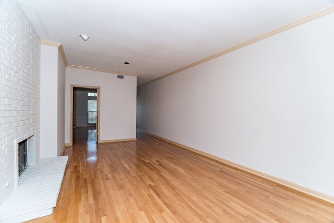 Building Photo - 4-BEDROOM OLMOS PARK TOWNHOME