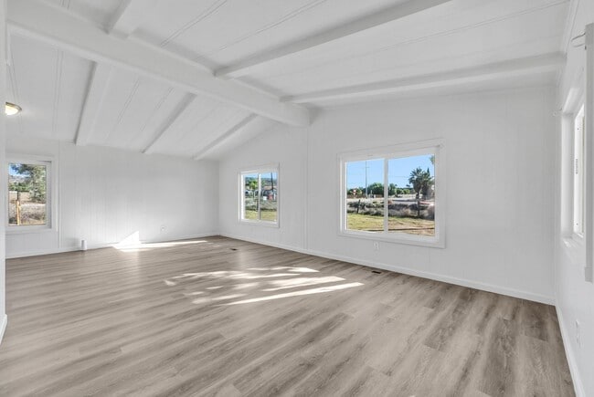 Foto del edificio - 3 bedroom home in a huge lot