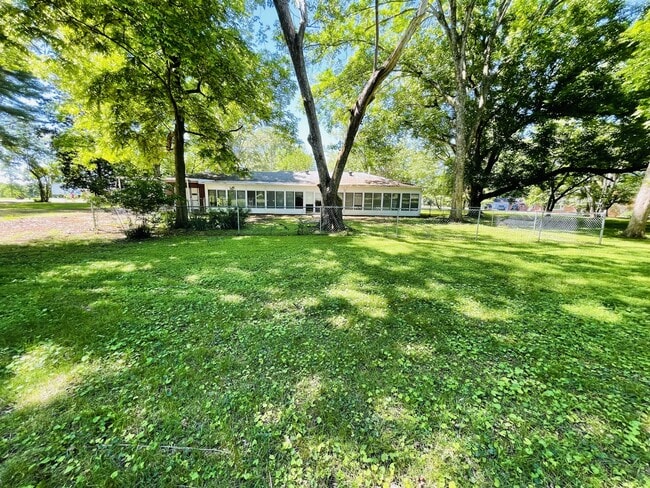 Building Photo - 514 Flower Ln Dr