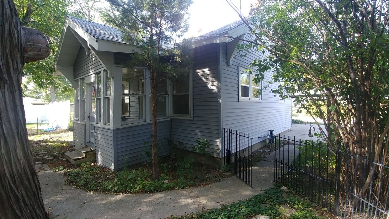 Primary Photo - One Bedroom House off of Grand Ave!