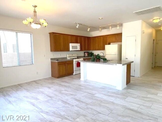 Foto del edificio - Gated Community! Fabulous 4 Bedrooms Plus Large Loft. One Bed and Bath Downstairs.