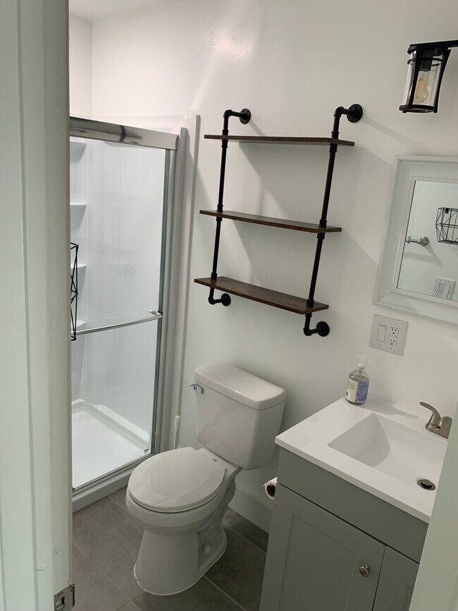 Baño - 390 Oak Ave