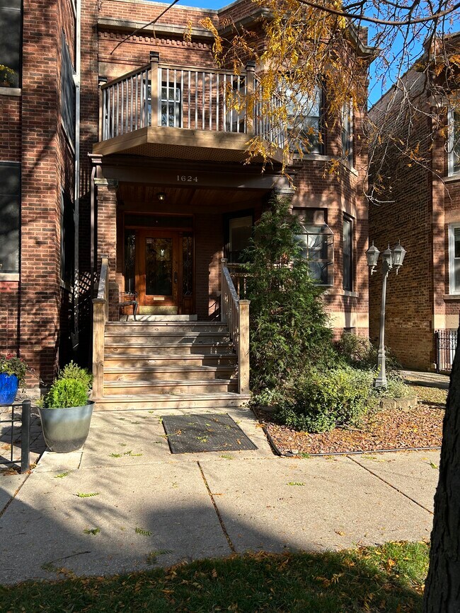 Fachada de la casa y porche delantero compartido - 1624 W Rascher Ave