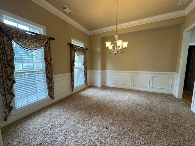 Building Photo - Inviting 4 bed 3.5 bath Home with Ample Li...