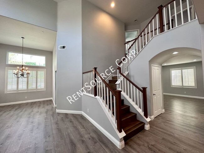 Building Photo - 4 bed+ Loft and Office, 3 bath Pool Home f...