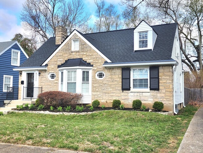 Building Photo - Charming St. Matthews Home