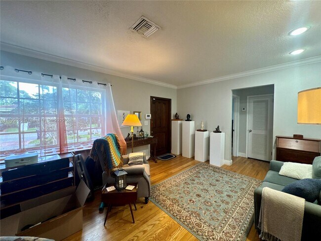 Foto del edificio - 5760 SW 10th St