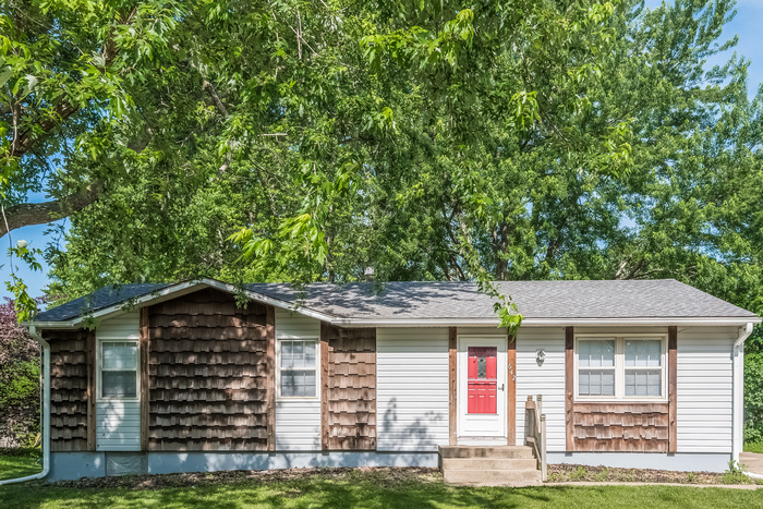 Primary Photo - Great looking 3 bedroom, 1 1/5 bath!