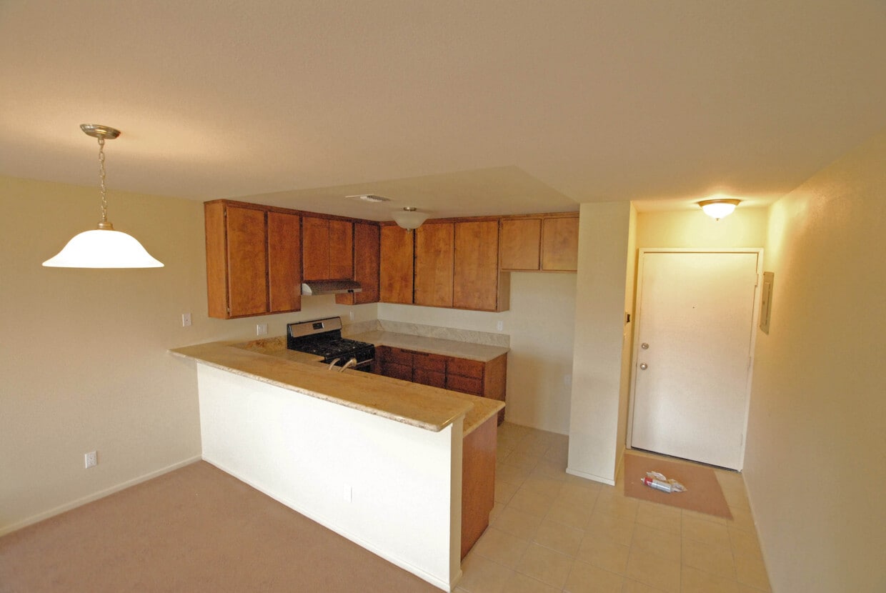 Foto principal - 17330 Chatsworth St
