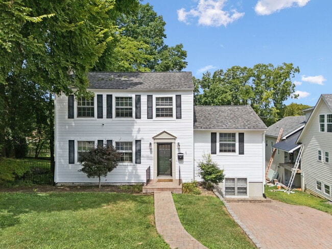 Building Photo - 165 E Glenwood Dr