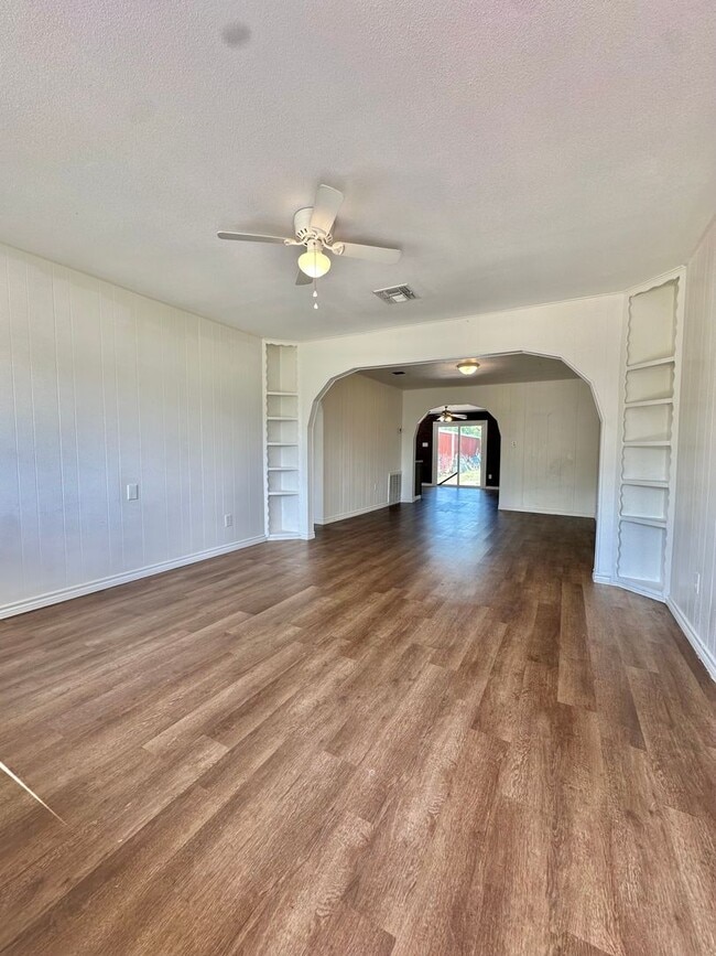 Building Photo - 4 Bedroom w/ Bonus Room Available to Lease!!