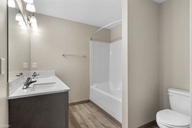 Foto del edificio - 3 br, 2 bath Duplex - 704 N Jones Ln
