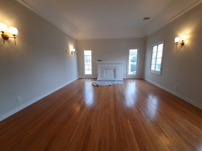 Building Photo - 1106 S Cochran Ave