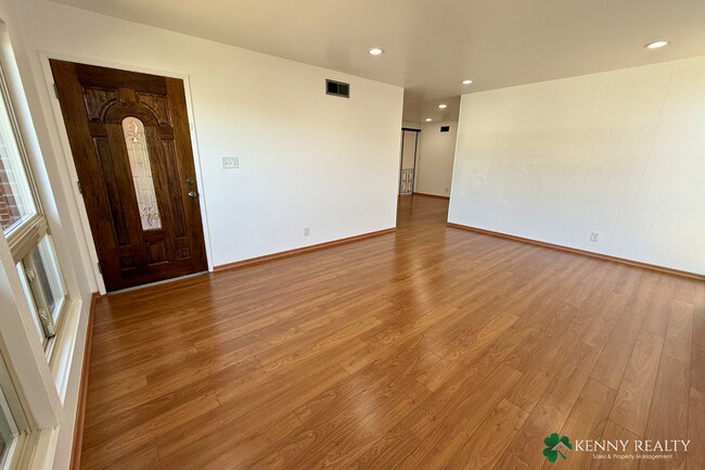 Foto del edificio - Large 4 Bedroom, 2 Bathroom Home with 2 Car Garage