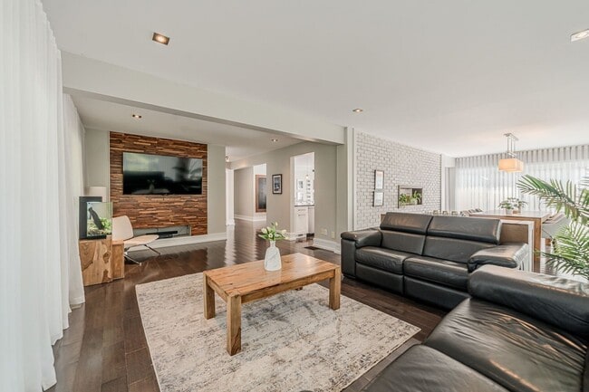 Building Photo - 110 Chem. des Patriotes N