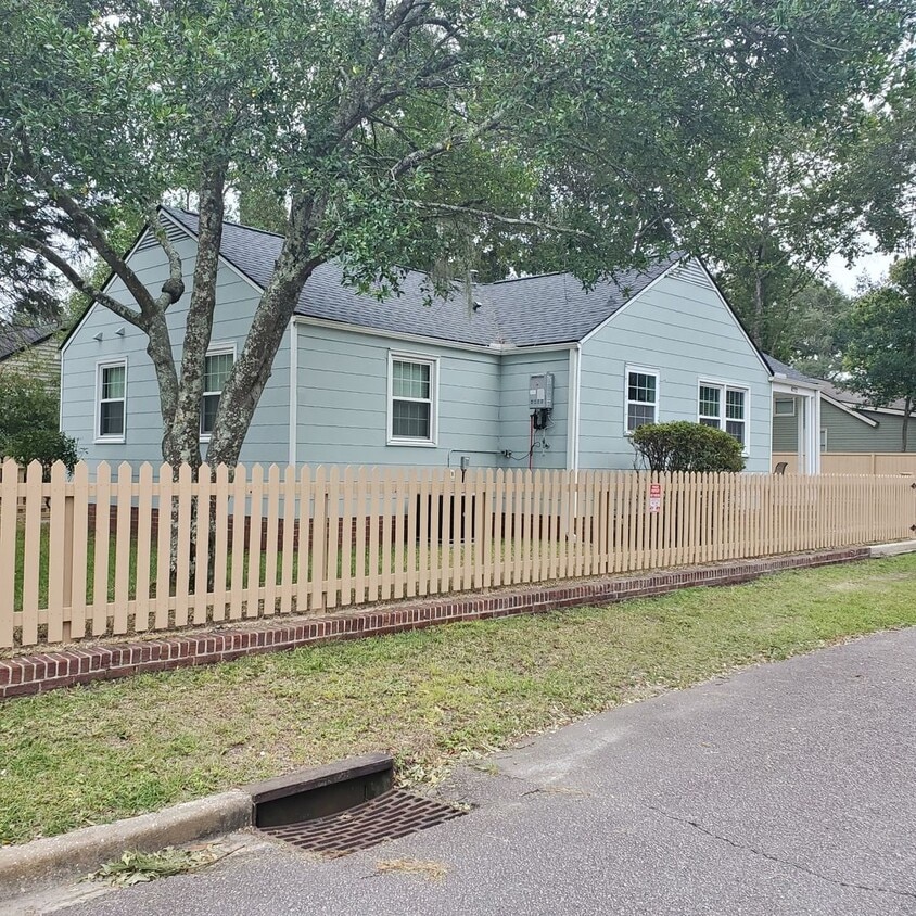Primary Photo - 2 Bedroom 1.5 Bath House in Park Circle No...