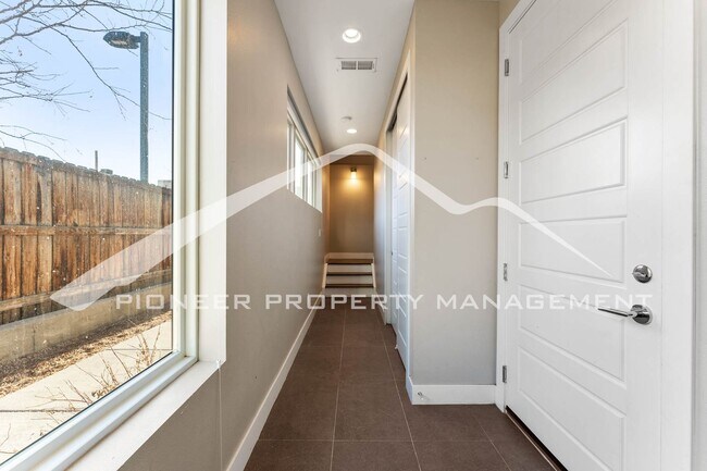 Foto del edificio - Fantastic Townhome with A Roof Top Patio, Attached Garage, and Central AC!