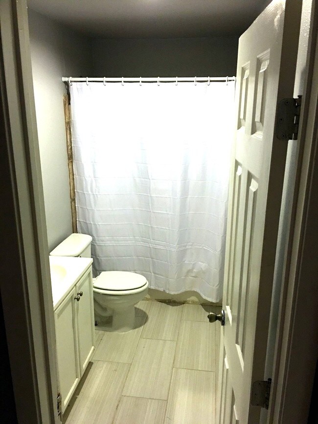 706 Baño - 704-708 N Tennessee