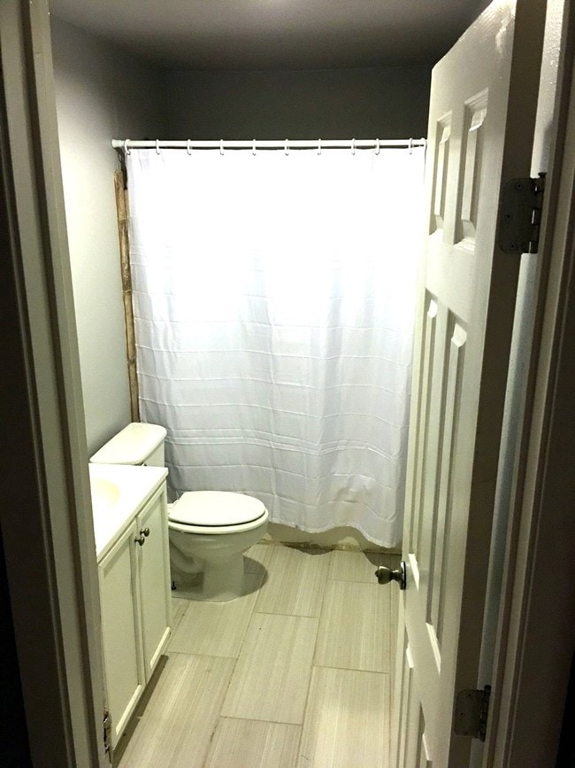 706 Bathroom - 704-708 N Tennessee
