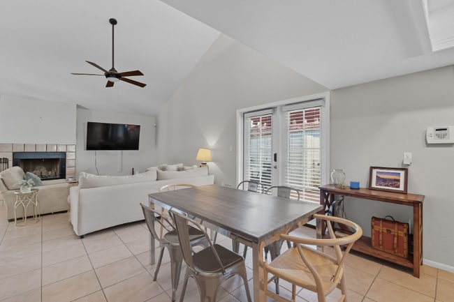 Foto del edificio - 4245 E Ludlow Dr