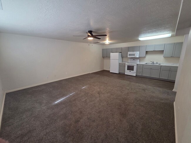 Building Photo - 2 Bed Apartment - Ready to GO!