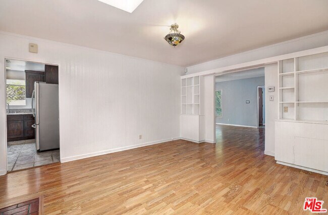 Building Photo - 826 S Genesee Ave