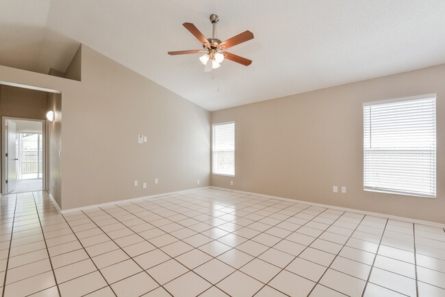 Building Photo - 1121 Shoshanna Dr