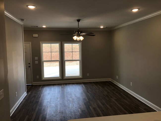 Building Photo - r368
