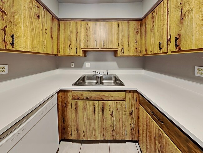 Building Photo - 2436 Maple Ave