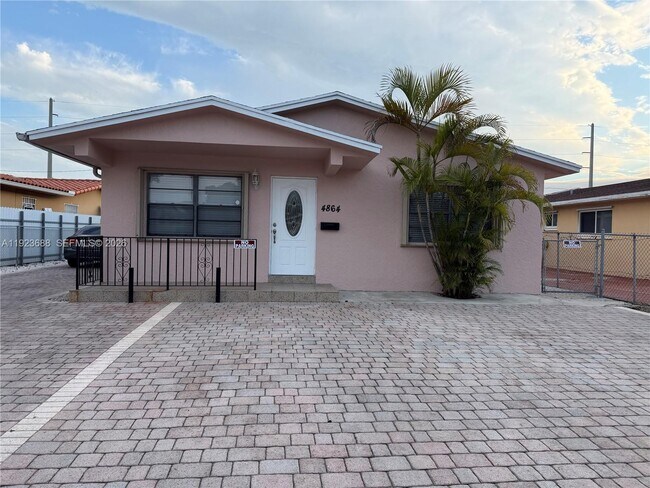 Foto del edificio - 4864 NW 4th Terrace