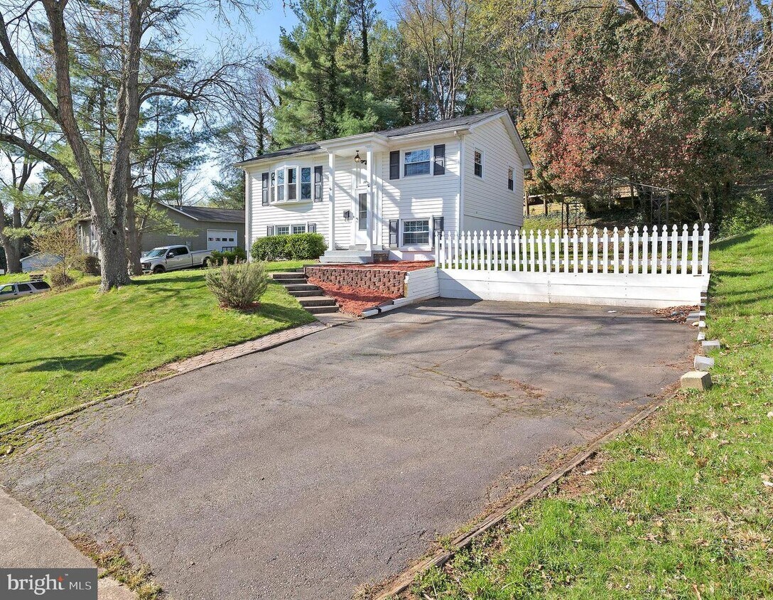 Primary Photo - 3205 Berkley Ln