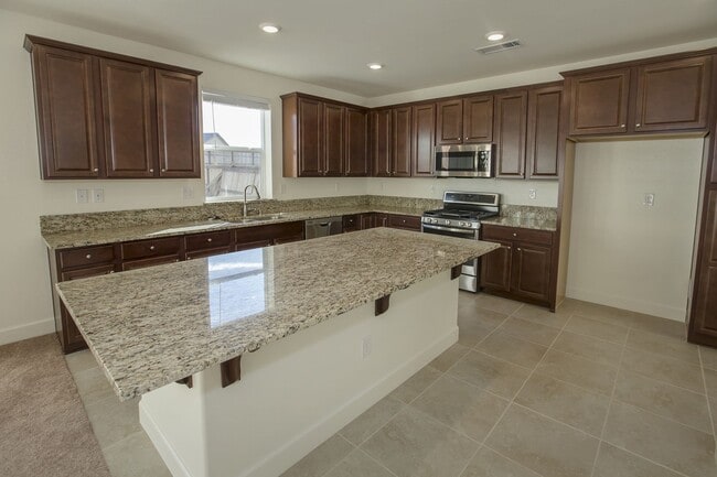Building Photo - 4 bedroom, 2.5 bathroom home in Golden Valley.  washer/dryer/refigerator included