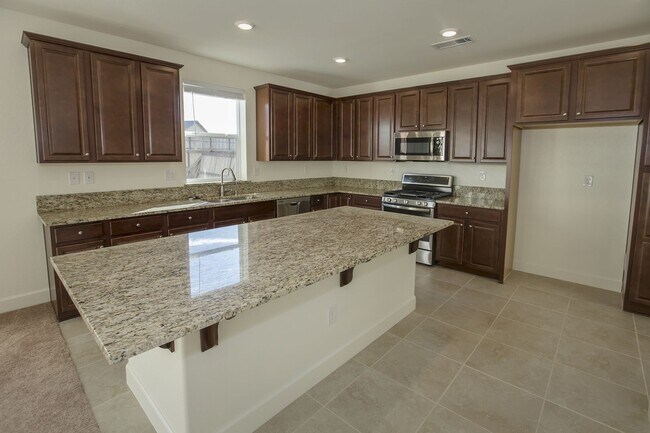 Foto del edificio - 4 bedroom, 2.5 bathroom home in Golden Valley.  washer/dryer/refigerator included
