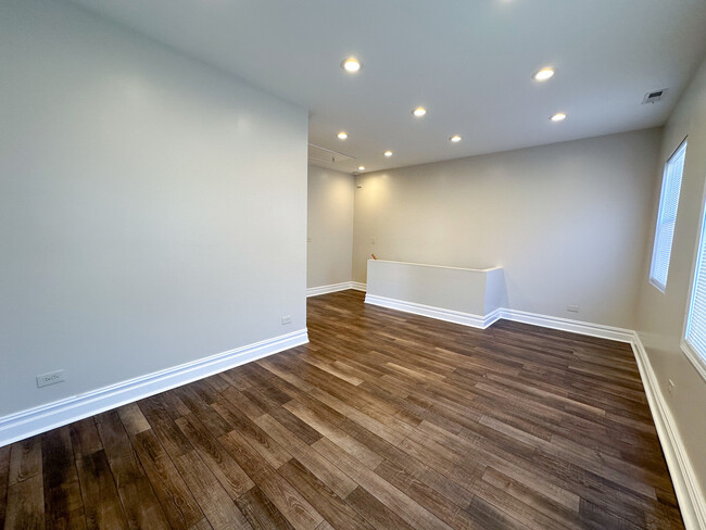 Building Photo - 515 W 40th Pl