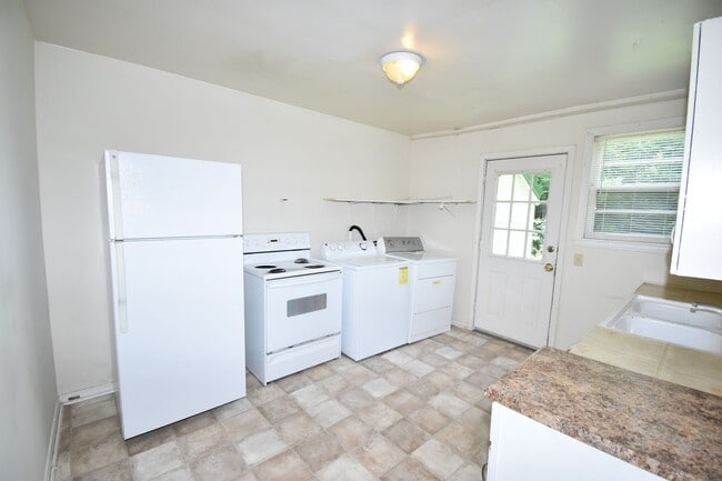 Building Photo - 986 Woody Hills Dr
