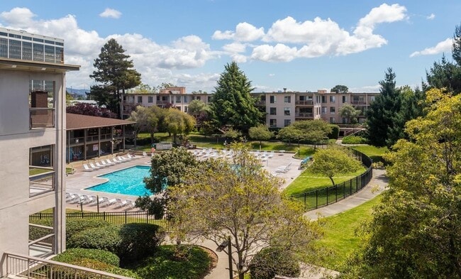 Foto del edificio - 6 Commodore Dr