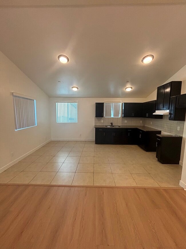 Building Photo - 619 W 83rd St